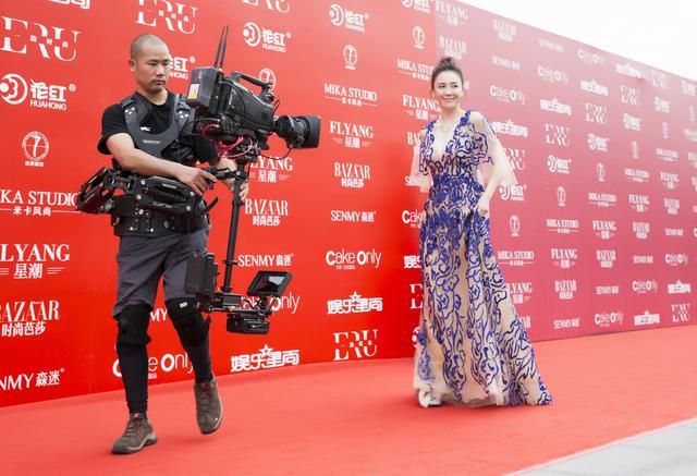 吕佳容时尚盛典化身“蓝精灵” 获最具潜力女演员奖(图7) 吕佳容时尚盛典化身“蓝精灵” 获最具潜力女演员奖(图7)