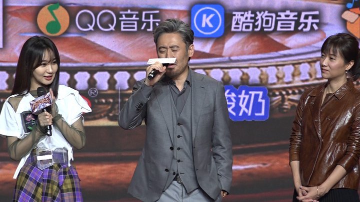 吴秀波小试身手展歌喉 性感嗓音引欢呼