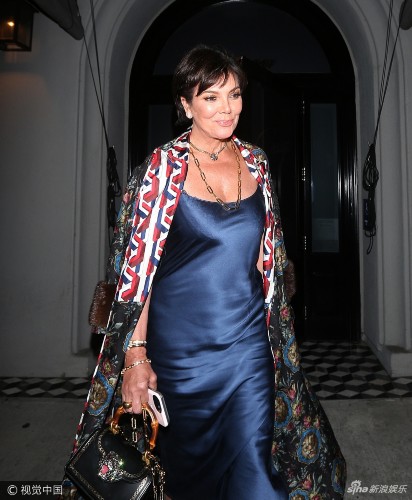 组图:卡戴珊61岁妈妈披风衣露事业线 见偷拍张大嘴变表情包