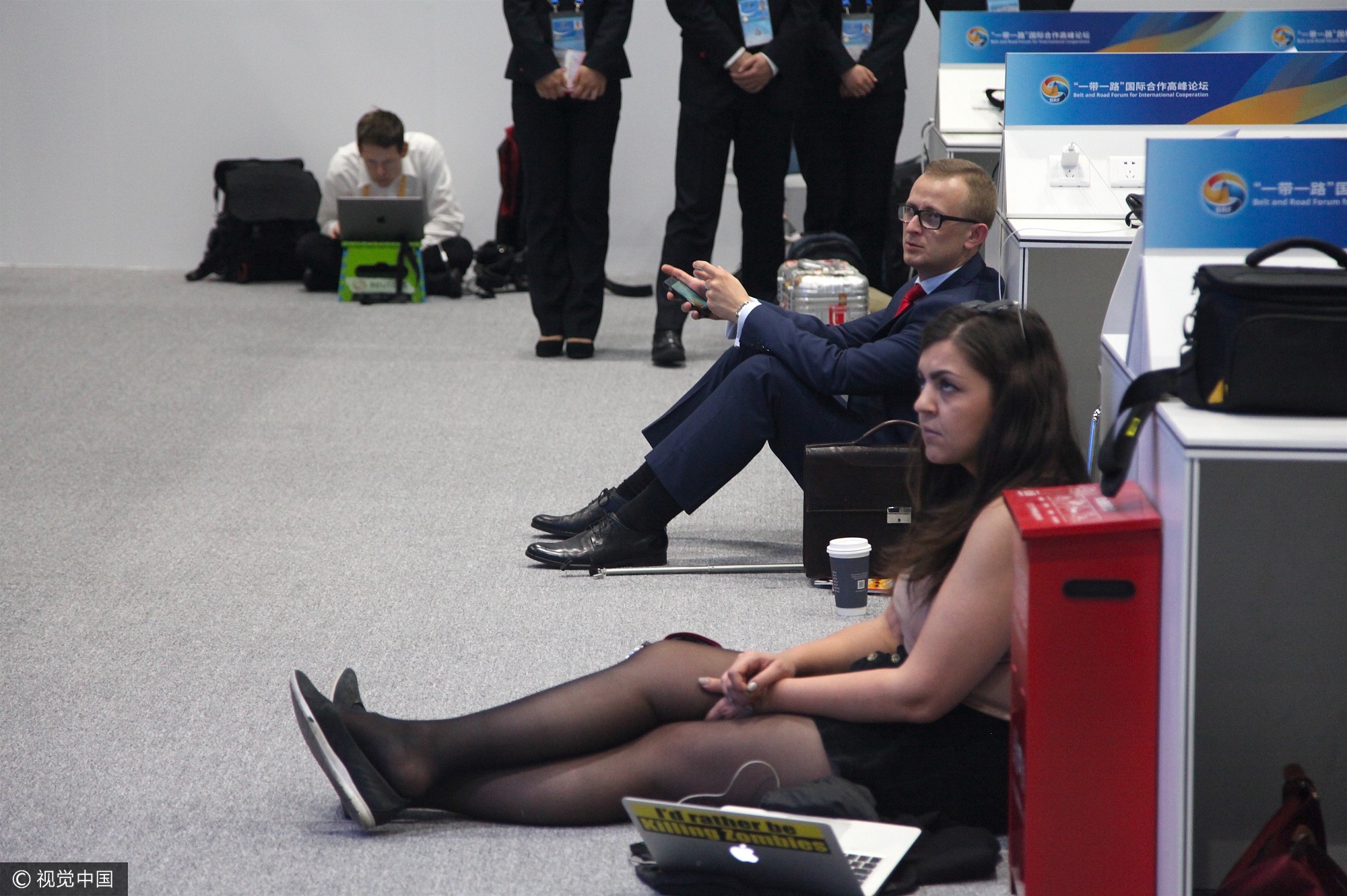 2017年5月14日,北京,在新闻中心的外媒区,几名参会席地而坐。