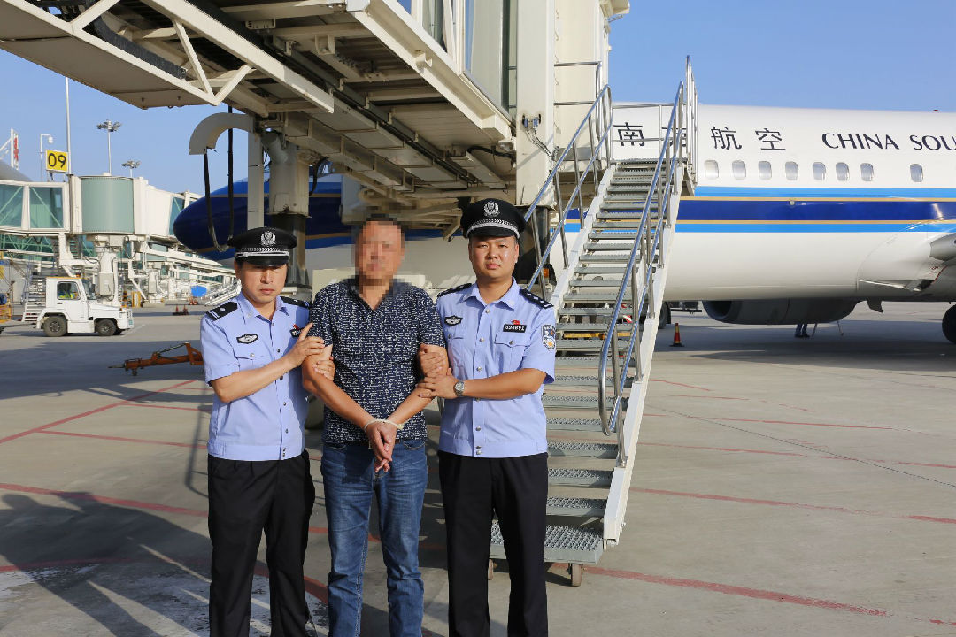 犯罪嫌疑人押解回国鲜花献给"猎狐行动"英雄记者6月12日从包头市公安