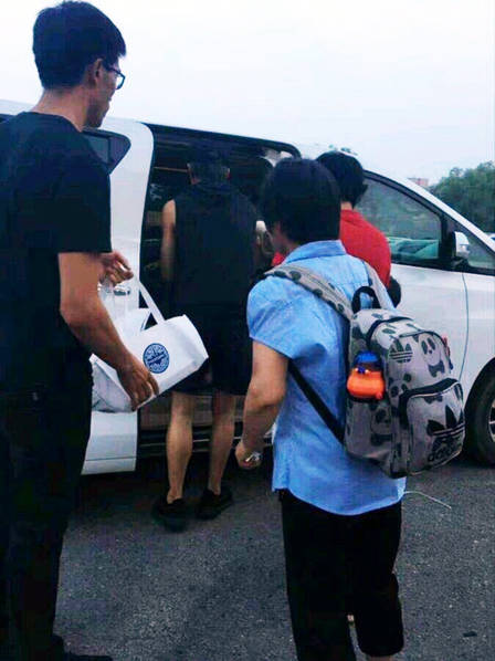 邓超带儿女出游,胳膊上的水彩纹身意外吸睛,