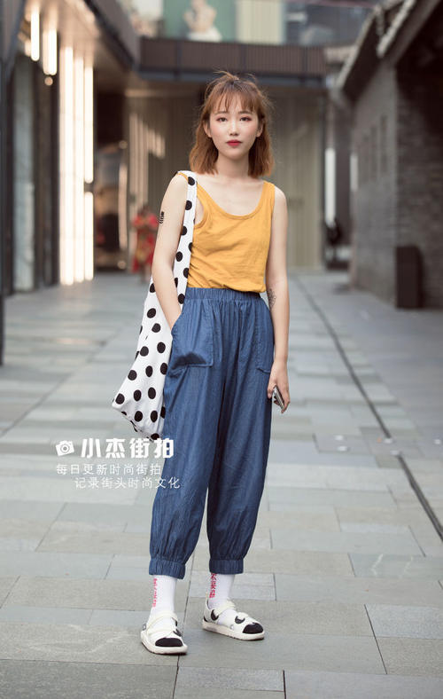 路人街拍:小姐姐的紧身白短裙时尚性感,秀出修