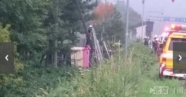 北海道观光巴士侧翻   20人受伤