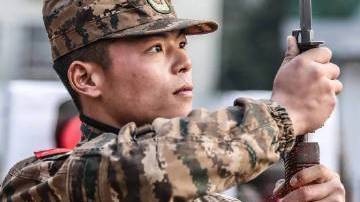 忠诚、胆气、坚毅、不舍……一组精美海报，看看军人的眼中有什么？