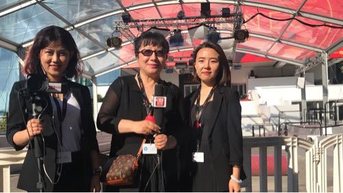 戛纳开始铺红毯,影节宫门口聚集了大量媒体游客 戛纳开始铺红毯,影节宫门口聚集了大量媒体游客