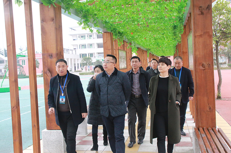 四川岳池:县委书记郑鹏程到东湖学校调研_北京时间