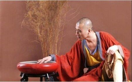 徐昭佩善妒,梁元帝妃子有孕她就杀害,以至于最终丈夫难以忍受她的淫荡和狠毒,逼令她投井自杀。最后连她的尸体都不愿意留下,送回了娘家,说她已经被休掉。最终一个本该做皇后的女人却像普通一样下葬了。