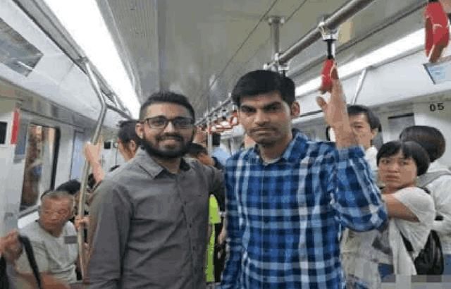 巴基斯坦兄弟到中国旅游,刚上地铁就恍然大悟