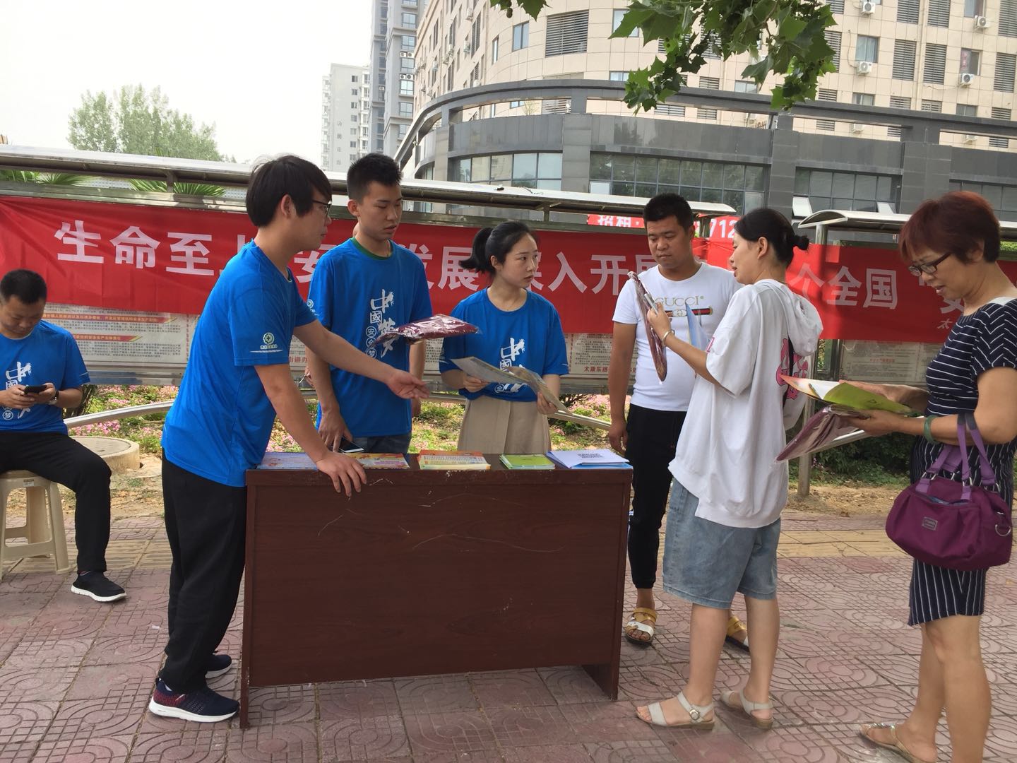 洛龙区太康东路办事处开展安全宣传咨询日活