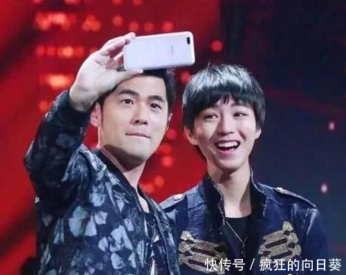 明星们也有偶像王俊凯合影,吴亦凡偷拍,迪丽热