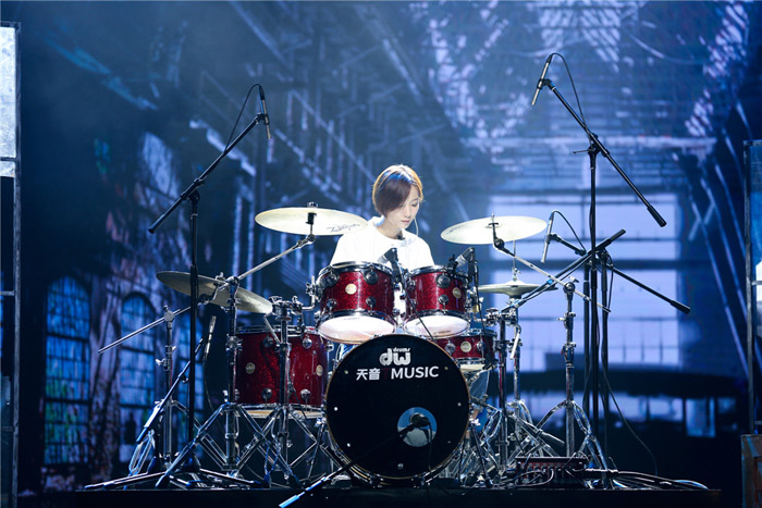 王珞丹打架子鼓视频曝光 帅气值爆表! 王珞丹打架子鼓视频曝光 帅气值爆表!