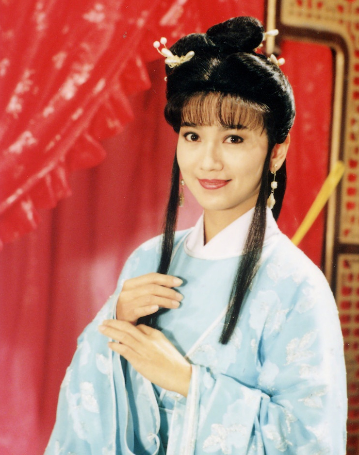 赵雅芝曾被誉为“古典第一美女、最能代表中国美美女”。历经数十年演艺旅程，留下轰动时代之作，角色从民国女性演到侠女仙子。