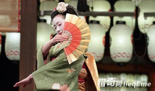 每名艺伎出席一场宴会的出场费大概在4万日元左右(约合2600元人民币)，远超过日本的上班族。 当艺伎，不但收入颇丰，还经常有机会与国际名人出双入对。