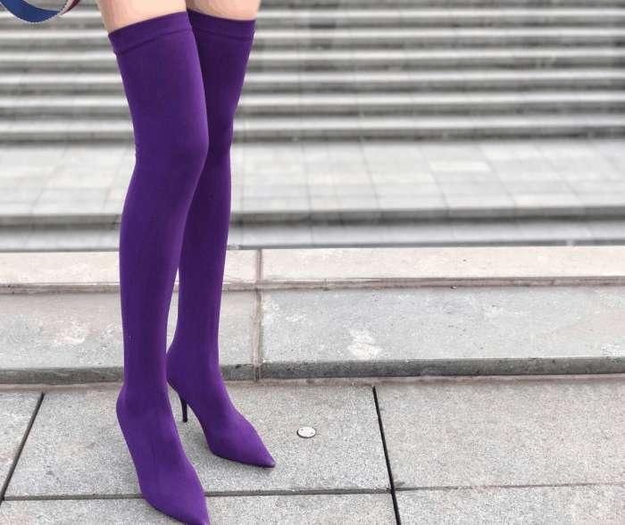 紫色长筒靴,性感迷人大长腿说来就来,走到哪都