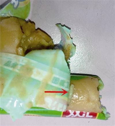 保质期内竟“长毛” 2岁女童吃出活蛆 双汇火腿肠问题频现 保质期内竟“长毛” 2岁女童吃出活蛆 双汇火腿肠问题频现