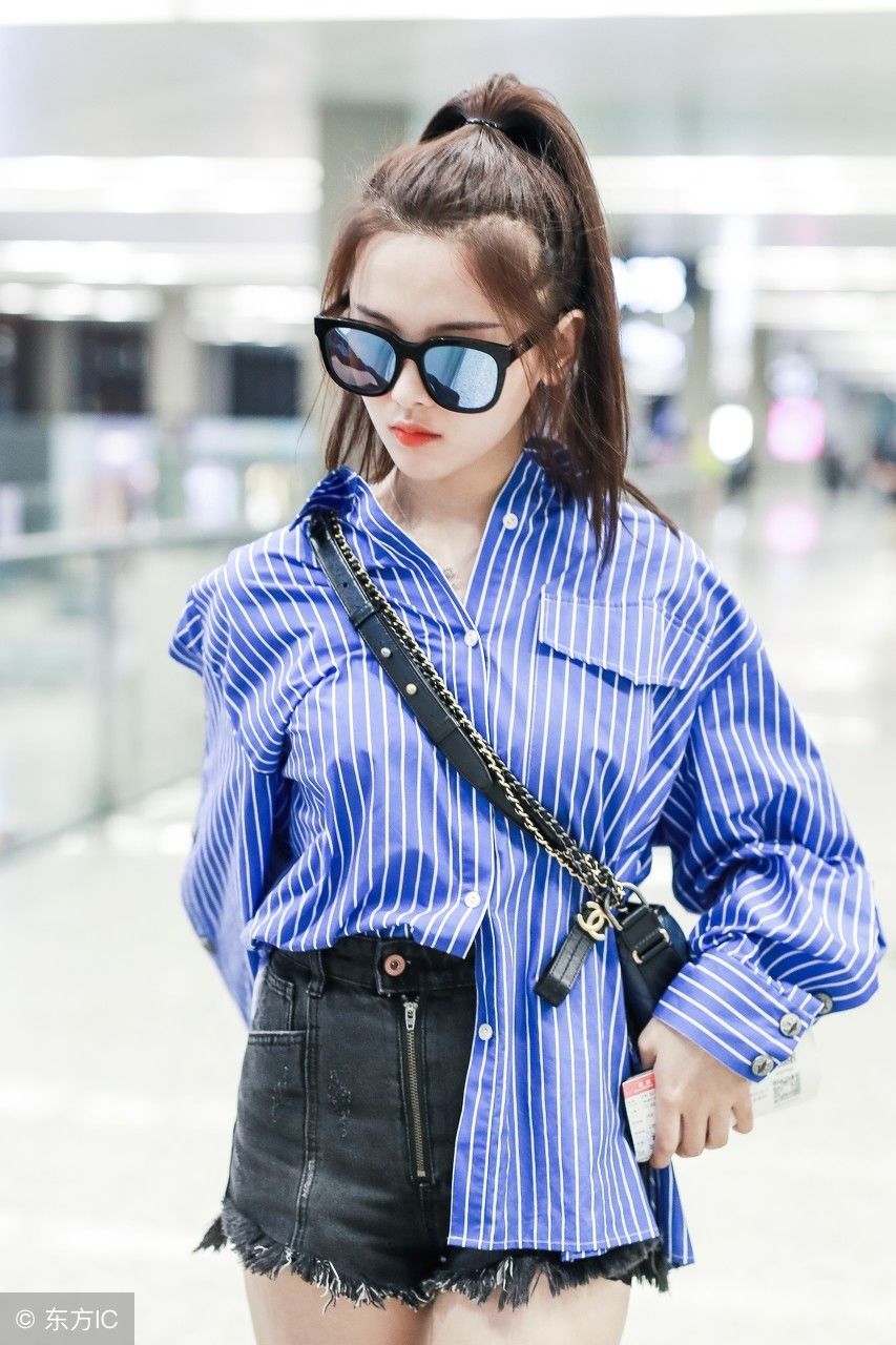 火箭少女101杨超越现身机场!网友:村花的身材