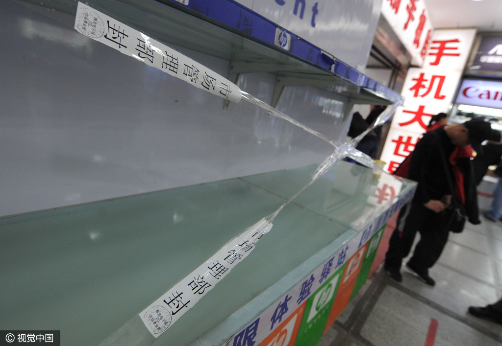 2008年12月10日，北京中关村，海龙大厦入口的商户因违规在入口处揽客，被商场查封。 海龙大厦的负面新闻已经开始频频出现了。