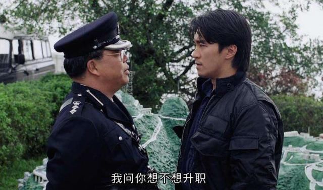 在《逃学威龙》电影中,让周星驰扮演卧底查失枪的王警官,也是让观众