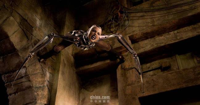 《阿丽塔:战斗天使》破屏而出预告片 带来震撼