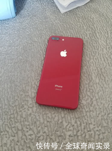 男子夹娃娃 怒砸2000元夹中iPhone8送女朋友