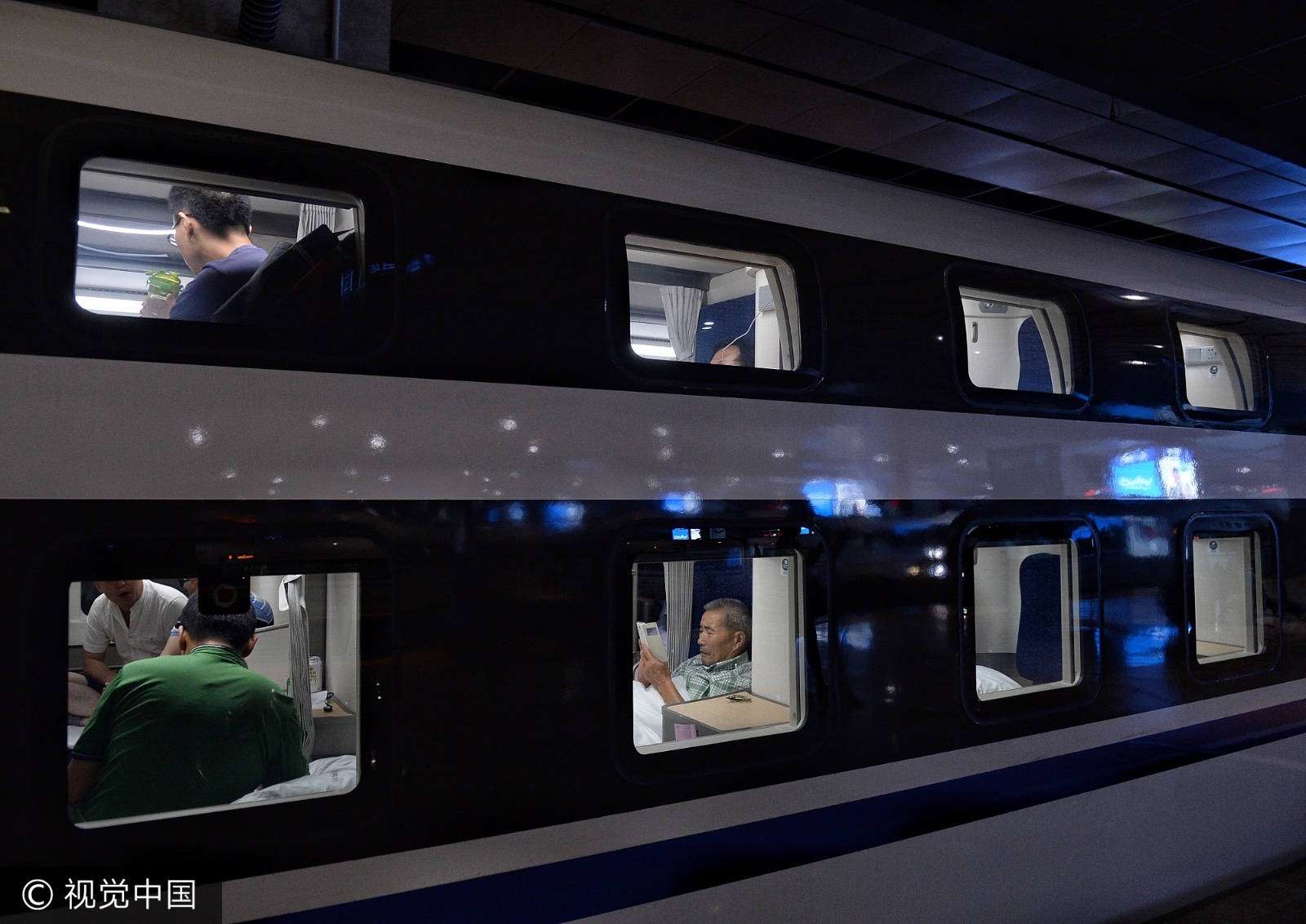 车厢中间为中央通道,两侧设置双层卧铺,铺位采用纵向布置,即与列车的