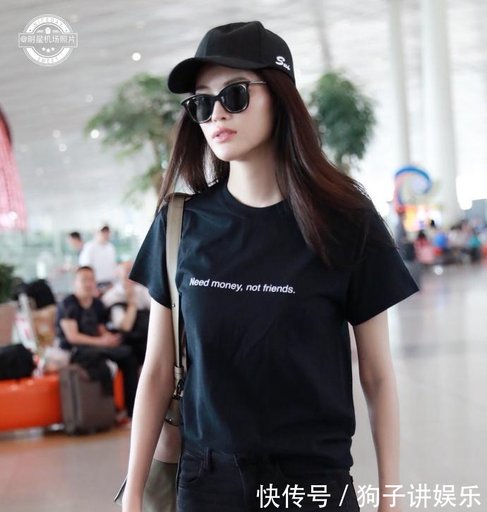 何穗穿了条黑色破洞裤现身机场, 连画风都变高