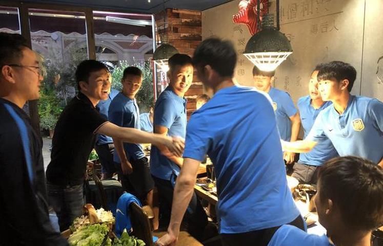 中超苏宁队聚餐桌上摆满垃圾食品!球迷:这就是