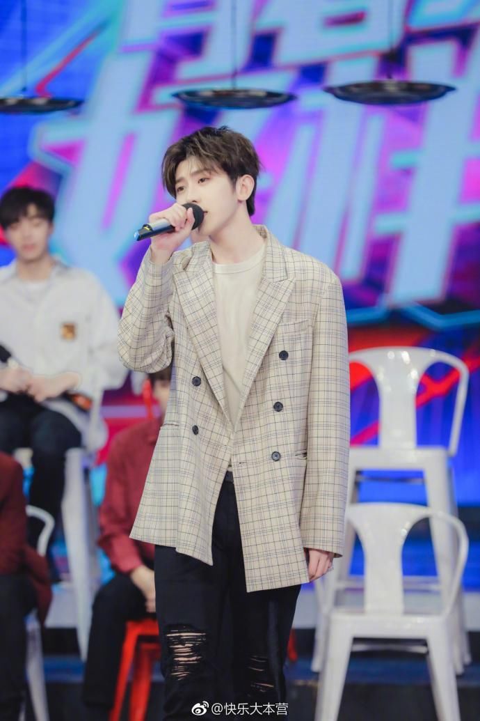 蔡徐坤玩游戏反应慢 有谁注意何炅做了啥 网友