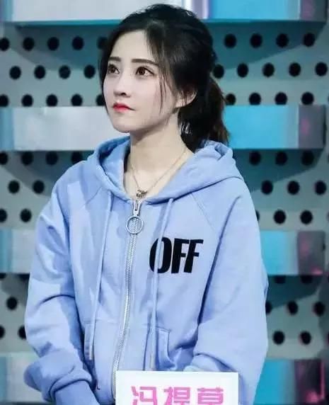 冯提莫穿短裙上综艺,与这位当红女明星同框,网