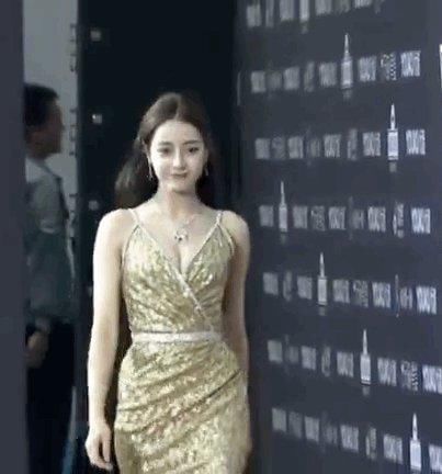 迪丽热巴罕见穿深V礼服 害羞得多次捂胸