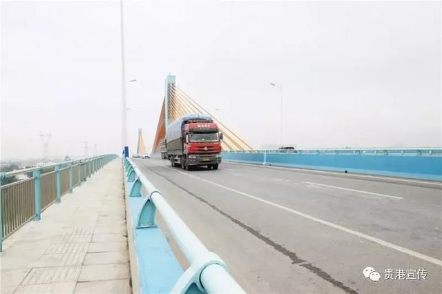 2018年4月12日建设单位组织相关单位代表进行郁江二桥项目交工验收.