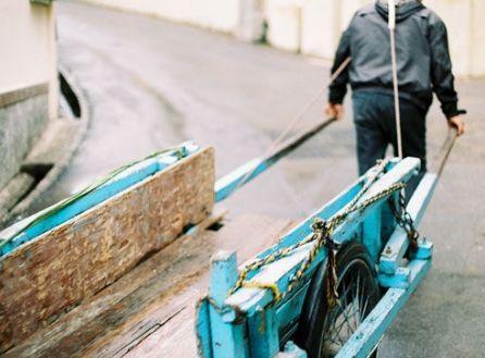 岳父过寿, 大女婿空调屋里喝酒, 二女婿热天拉粪