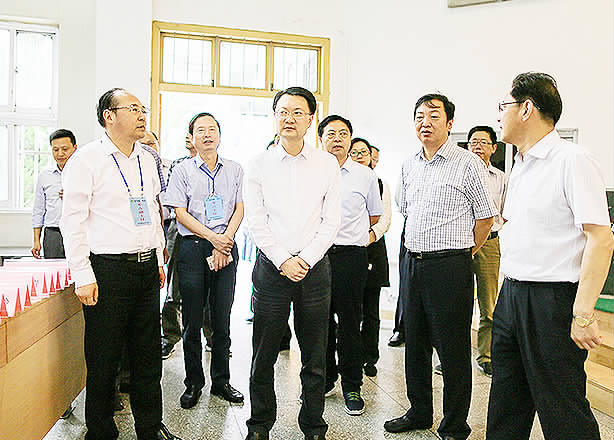 韦峰希望酒店负责人落实责任,做好服务,严把食品关,确保考生高考期间