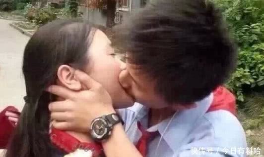 辣眼睛!小学生情侣当众接吻,路人看到羞红脸