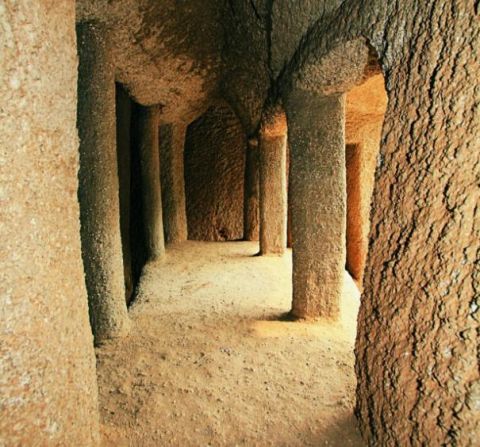 相传,古代的奚族曾为躲避战乱来到这里开凿悬崖.