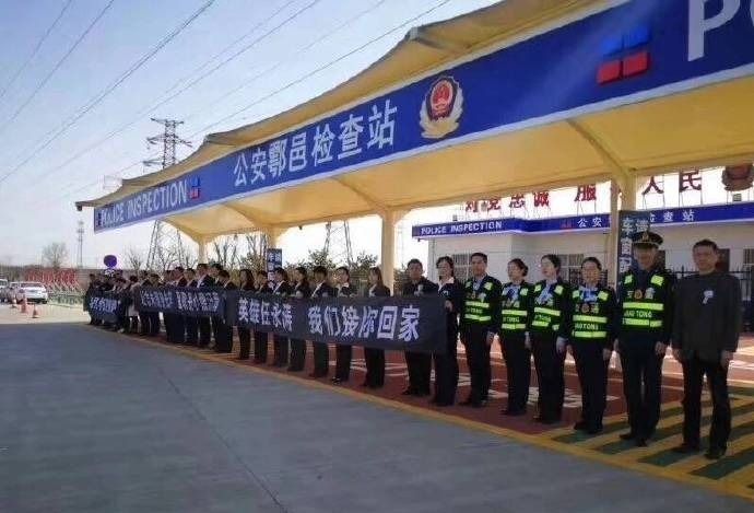 近日，海军某部一架战机在海南省乐东县境内组织飞行训练时失事，两名飞行员不幸牺牲，其中一名飞行员任永涛是陕西省西安市鄠邑区人。3月18日，在鄠邑区举行“接英雄烈士回家”纪念活动，不少民众来到现场缅怀英烈。