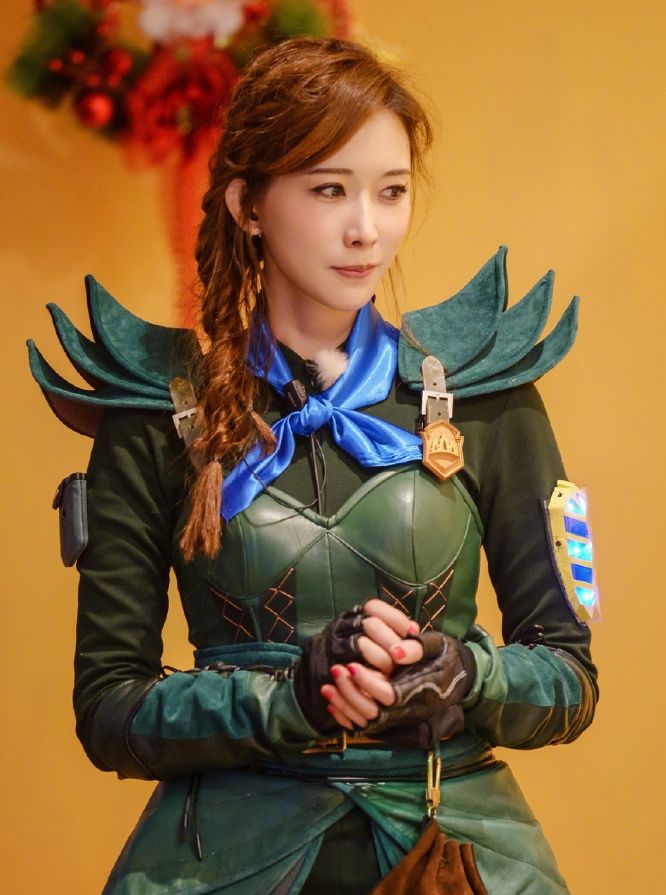 林志玲、杨颖同框,大腿缝隙令人尴尬,网友:林志