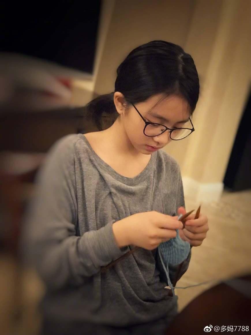 12岁黄多多戴眼镜织帽子,10岁贝儿希望赶紧近