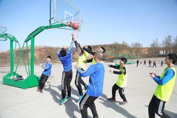 让学生从体育课中体会团队精神锻炼个人毅力