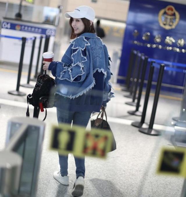 王心凌穿破洞牛仔裤现身机场,里面的秋裤太抢