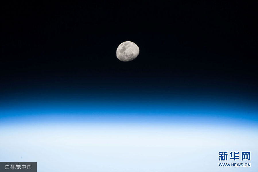 8月3日讯，美国宇航员Randy Bresnik从国际空间站在近地轨道拍摄的月亮升起的画面。
