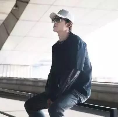 韩东君机场酷炫摆拍,剪刀手没什么意思,他的这