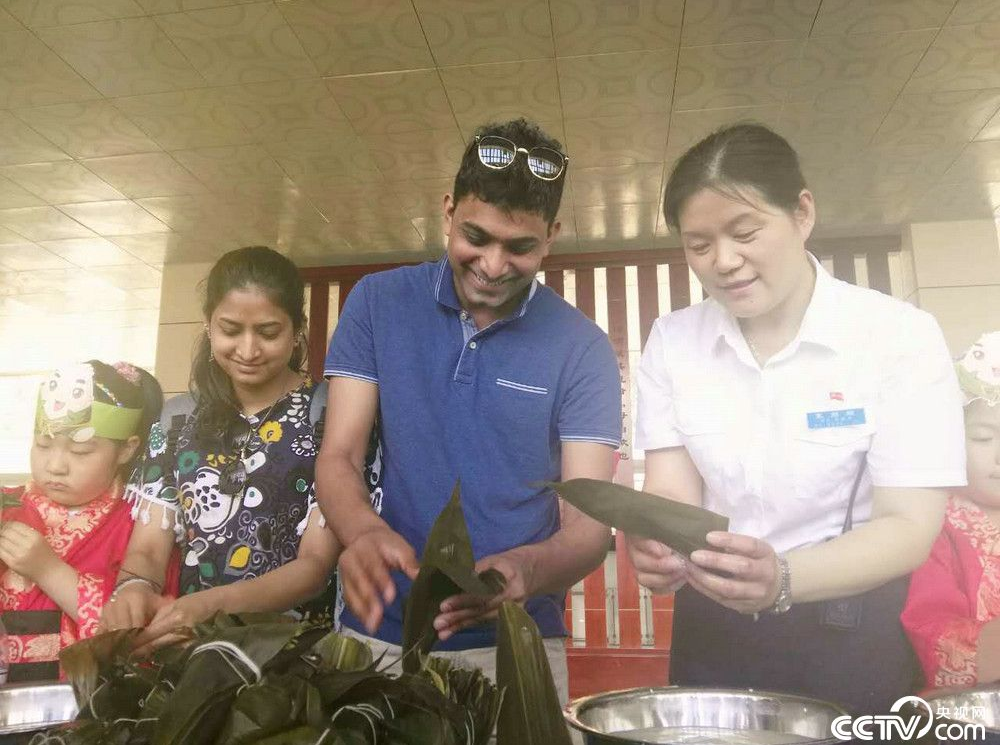 央视网消息:5月28日是端午节放假的第一天,山东孔子故里的兖州火车站在候车室精心推出“浓情端午品味儒学”主题活动,让游客在候车休闲、参与体验中感触孔子故里的文化底蕴。在此候车的300多名旅客兴致勃勃的过了一个具有浓郁传统气息的 “特殊”节日。一名澳大利亚的助教老师一边品尝着粽子一边赞不绝口:“好吃,我喜欢中国的端午节。在候车中能体验包粽子, 让我们加深了对中国文化的认识。”(摄影报道:陈静 孔令鹏)