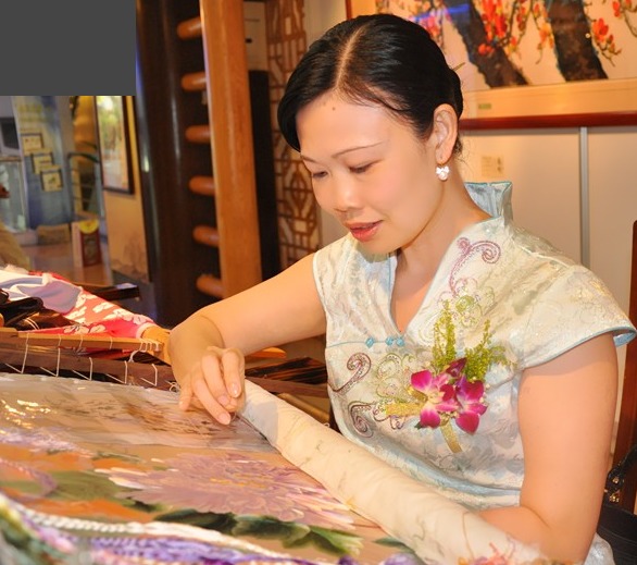 凤凰房产专访 | 广绣传承人梁秀玲:融入现代新元素 传承匠心