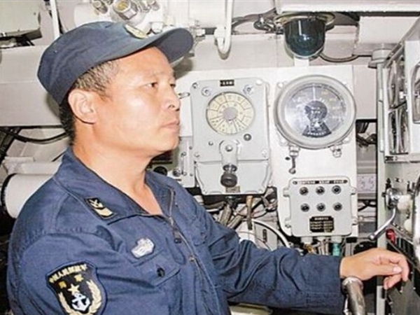 谢世海，1982年入伍，海军潜艇部队一级军士长，已累计出海超2000天，相当于在水下生活了五年。潜艇里，各种指示灯宛如繁星，线路密如蛛网，令人眼花缭乱。这一切，在谢世海眼中，却是井然有序。用战友的话说：“‘谢爷’对潜艇的了解，比对自己的身体还清楚。”每次出海远航，谢世海都是大家争抢的“香饽饽”。大伙儿都说：“同他一起出海，特有安全感，潜艇上不管出现什么情况，没有他处理不了的。”