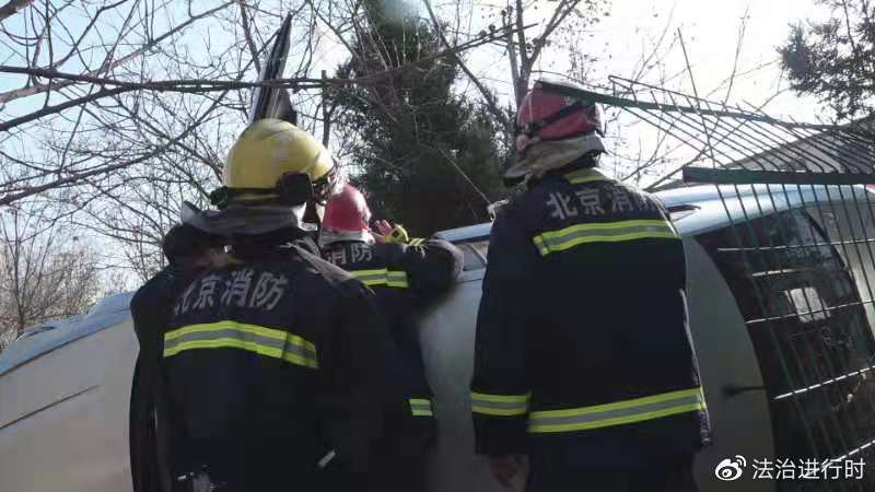 北京突发:司机一时分神 车辆侧翻受困 北京突发:司机一时分神 车辆侧翻受困