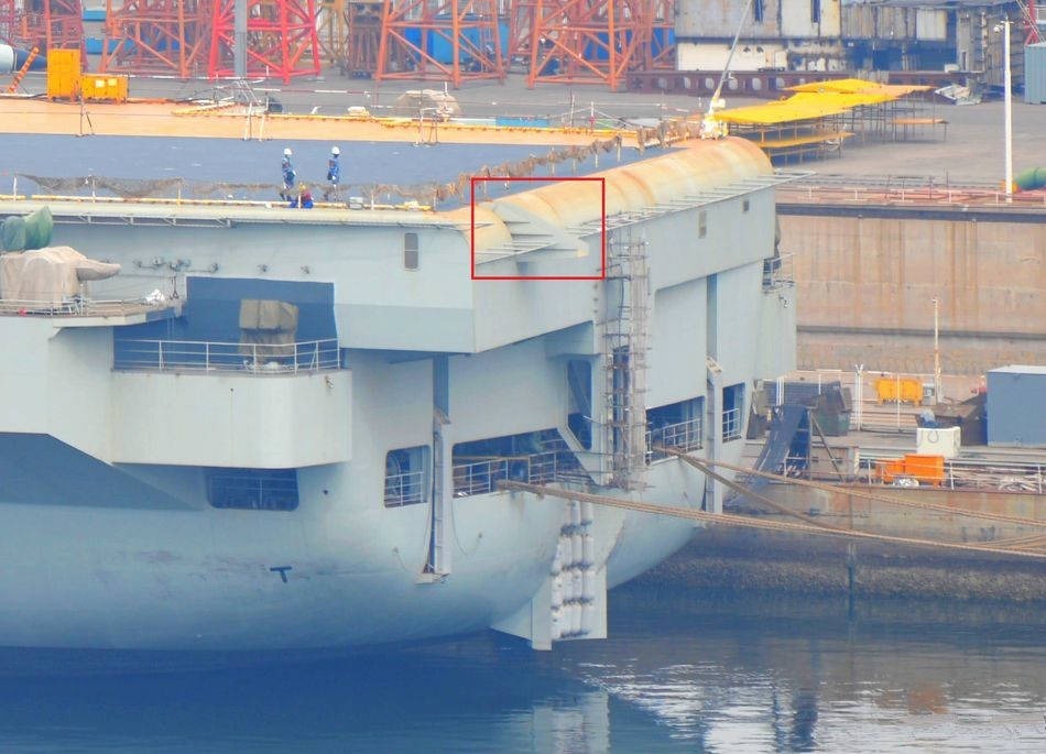 在舰尾，国产航母还设有一处滑坡，16号“辽宁”舰只是在这个位置才有设置。