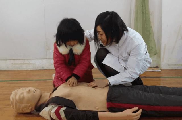 宝宝高烧不退,无知奶奶用退烧偏方,结果孩子差