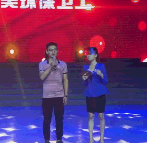 女主持人在台上突然倒地表情“诡异”